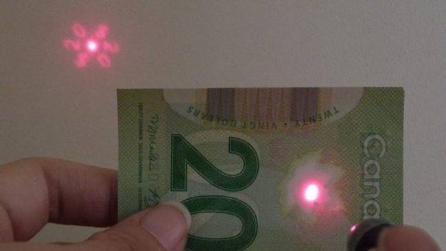 „Ha egy lézerrel átvilágítod a kanadai bankjegyeken található juharlevelet, ilyen minta jelenik meg mögötte."