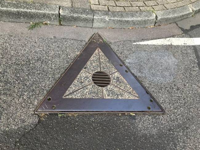 Háromszög alakú csatornafedél Kölnben.