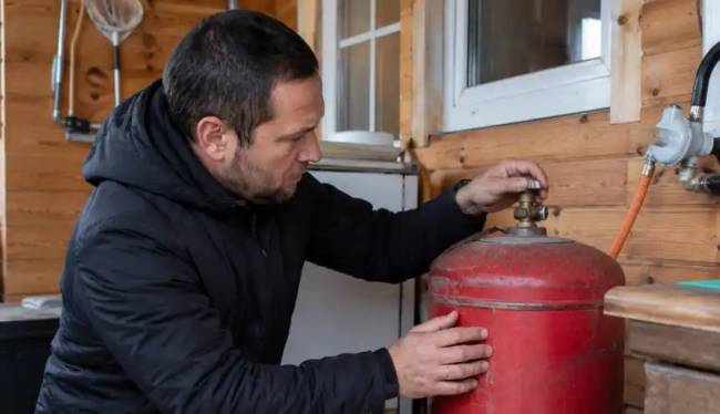 „Majd én megcsinálom”: 5 férfi, akik úgy döntöttek, hogy spórolnak a szerelőn, de olyan abszurd módon haltak meg, hogy Darwin-díjat nyertek