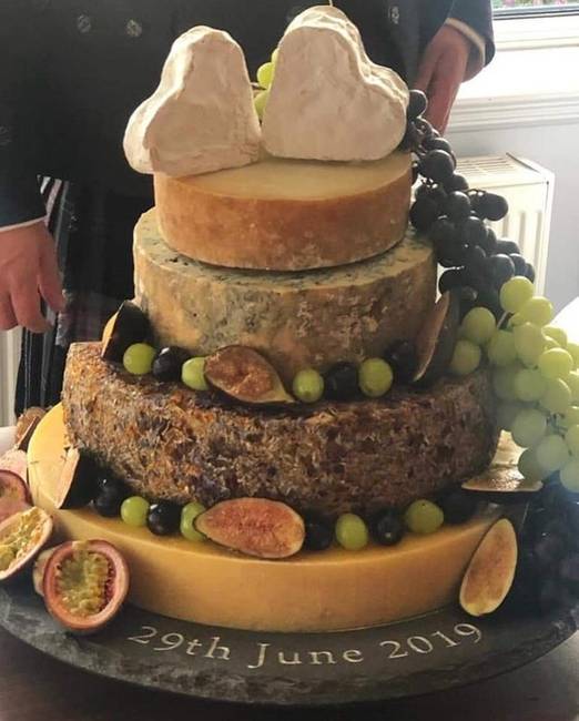 Ez az esküvői torta valójában tömbsajtokból áll.