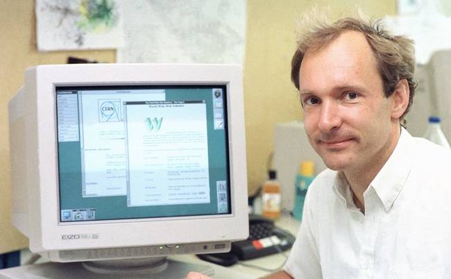 A World Wide Web megalkotója, Tim Berners-Lee, 1994-ben.