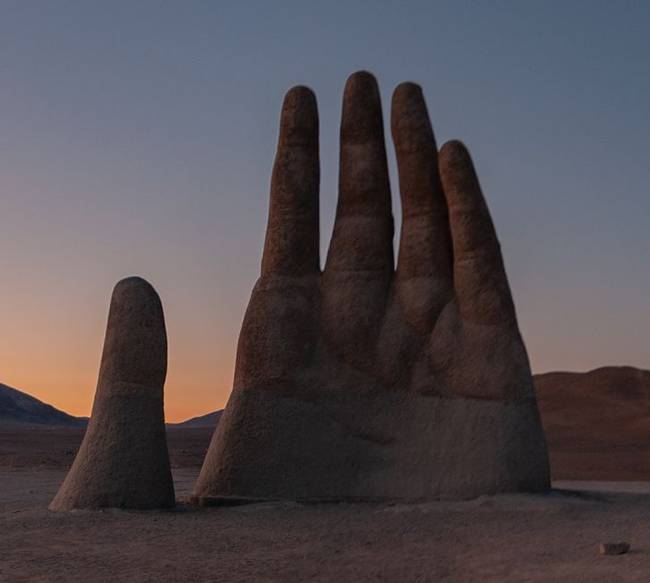 Az Atacama-sivatag közepén egy óriás kéz lóg ki a földből.