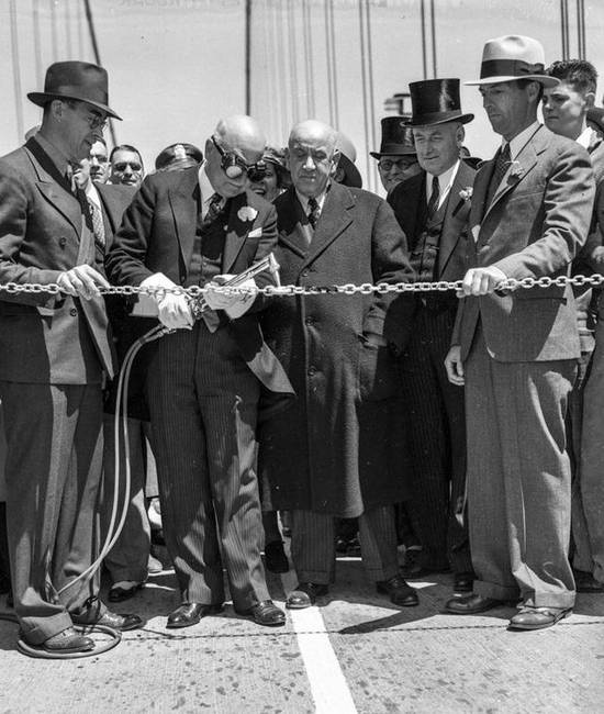 Így nyitották meg a Golden Gate hidat a forgalom előtt: a szokásos szalag átvágás helyett egy láncot vágtak szét.