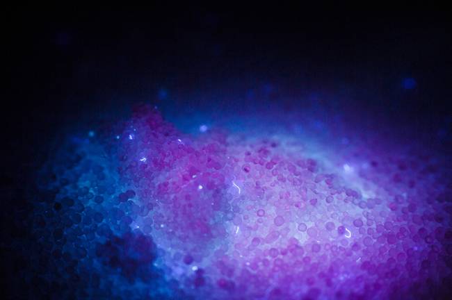 A lumineszcens tulajdonságainak köszönhetően UV fény alatt nézve ez a só úgy néz ki, mint a világűr.