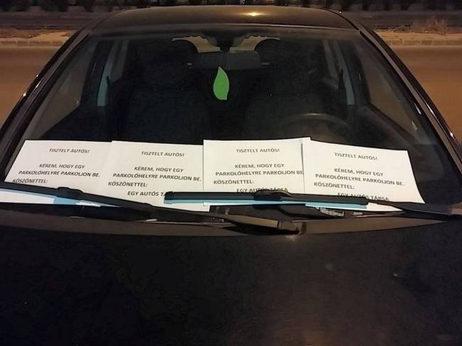 Biztosra akart menni és félt, hogy egy cetlit talán még nem venne komolyan. Ezért kapott négyet!!!!44!!!néégy!