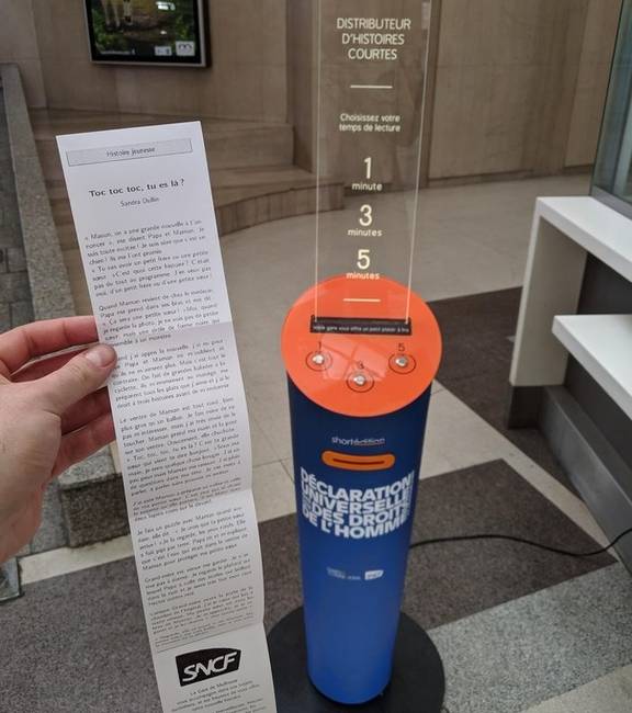 Egy vasútállomás, ahol az emberek rövid történeteket nyomtathatnak, hogy elüssék az időt várakozás közben.