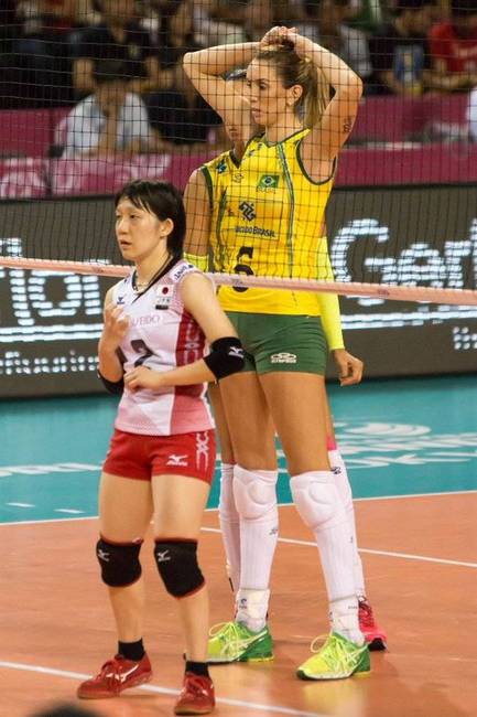 Japán röplabdázó lány egy brazil röplabdázó lányhoz képest.