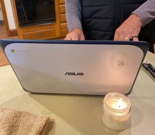 „Apám nem értette, hogy miért jelent meg egy folt a laptop kijelzőjén. Kiderült, hogy túl közel tartotta a gyertyához, és megolvasztotta. 🤦🏽♀️"