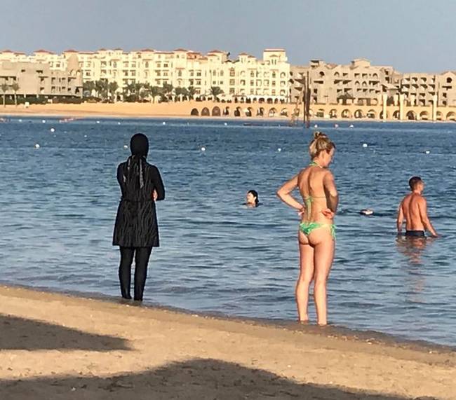 A fotó Kairóban készült, és jól mutatja a kultúrák közötti különbséget.