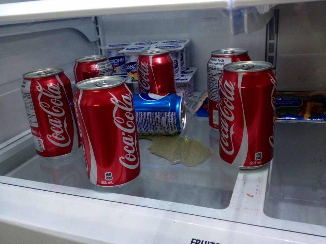 „A férjem Coca Cola párti, én viszont inkább a Pepsit részesítem előnyben, ami számára elfogadhatatlan. Mikor hazaértem, ez a látvány fogadott a hűtőszekrényben:"