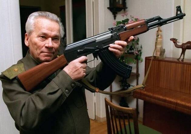 Mihail Timofeevich Kalasnyikov, a híres fegyvertervező egyszer azt mondta: „Amikor tévét nézek, és a Bin Laden-hez hasonló alakok kezében látom a fegyvereket, amiket a hazám védelmére készítettem, akkor felteszem magamnak a kérdést: "Hogyan kerülhetett a kezükbe?""