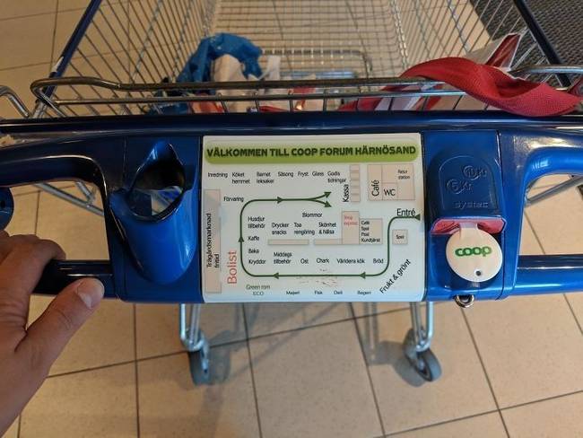 A svédországi szupermarketek bevásárlókocsijain az üzlet mini-térképe látható.