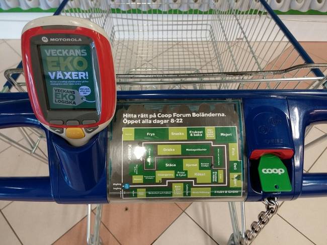 Ebben a svédországi áruházban minden bevásárlókocsin szkenner és áruházi térkép található.