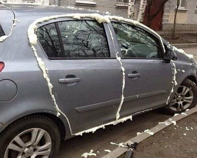 A főnök nem fizette ki időben a munkást, ez pedig szemmel láthatóan felzaklatta az illetőt.
