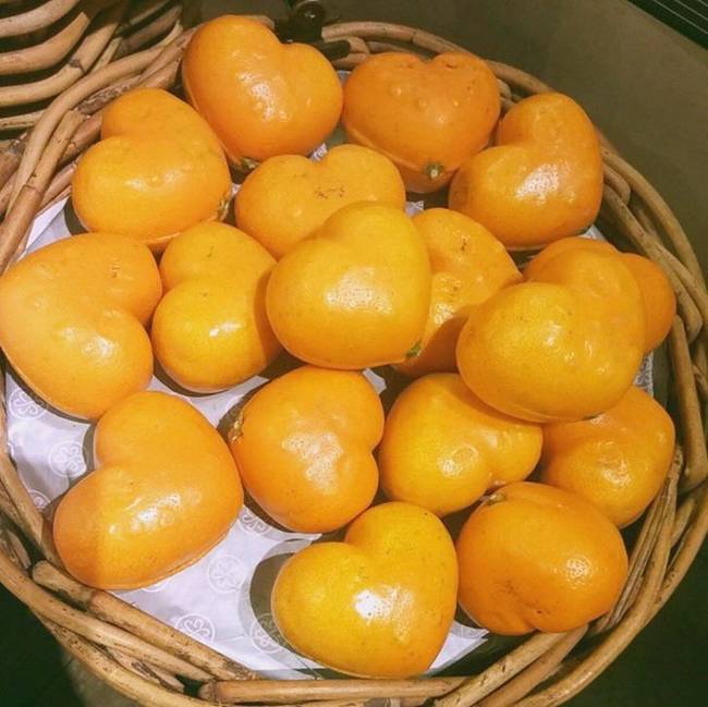 A koreai tinik szív alakú mandarinokkal vallanak szerelmet egymásnak.