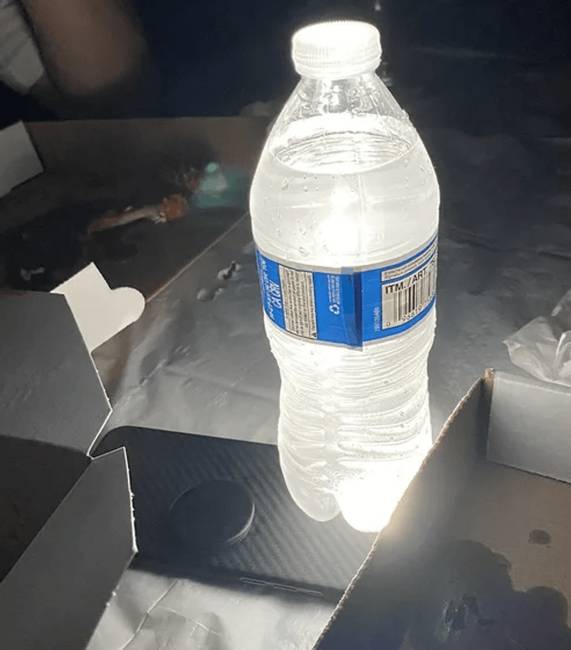 Ha több fényre van szükség túrázás közben, csak kapcsold be a zseblámpát a telefonodon és tegyél rá egy kulacsot a csillár-hatáshoz.