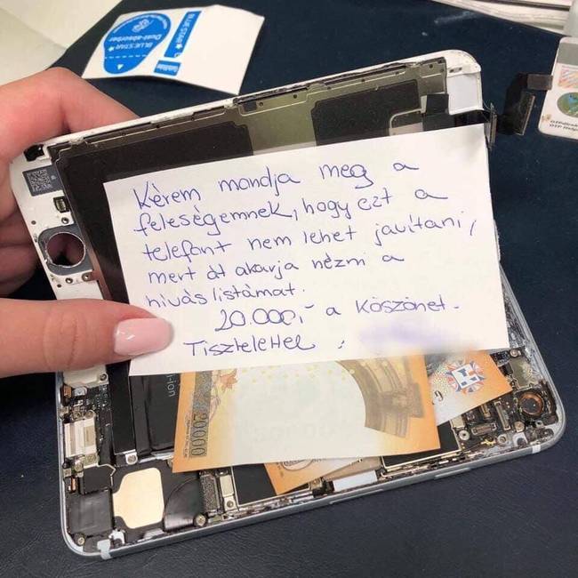 A szervizbe hozott telefon belsejében egy váratlan üzenetet találtak
