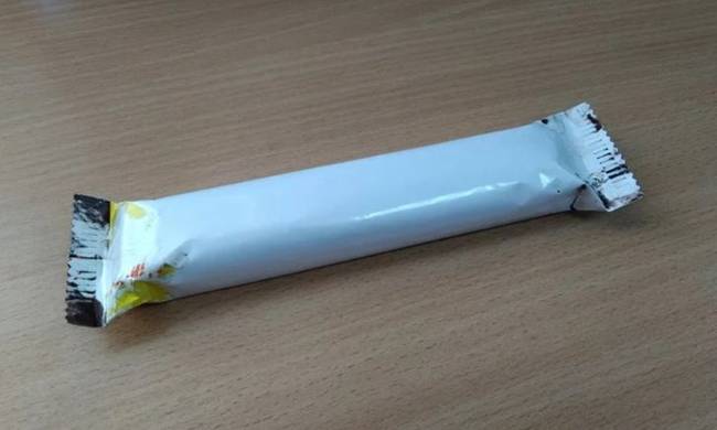 Ha letörlöd a festéket egy Snickers csomagolásáról.