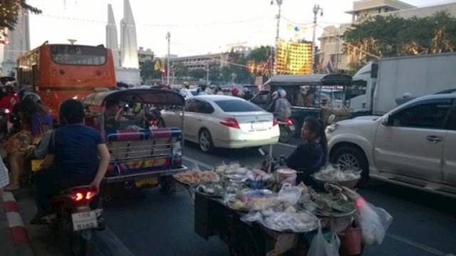 „Bangkokban még akkor is vásárolhatsz valami ennivalót, ha épp a dugóban ülsz."
