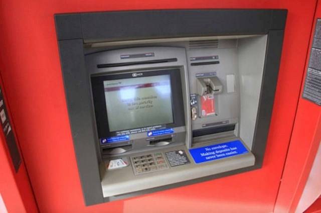 „Rájöttem, hogy az ATM-nél felejtettem a pénztárcámat. Kis idő múlva visszamentem, és a pénztárca még mindig ott volt, bár sokan használták közben a gépet. Az összes pénz benne volt, senki nem vett ki belőle semmit."