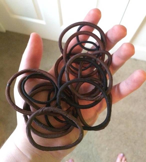 „Megkértem anyámat, hogy hozzon nekem hajgumit, mert egy sincs...mire ő közölte, hogy majd ha előbb kitakarítottam a szobámat. Touché, anya...Touché!"