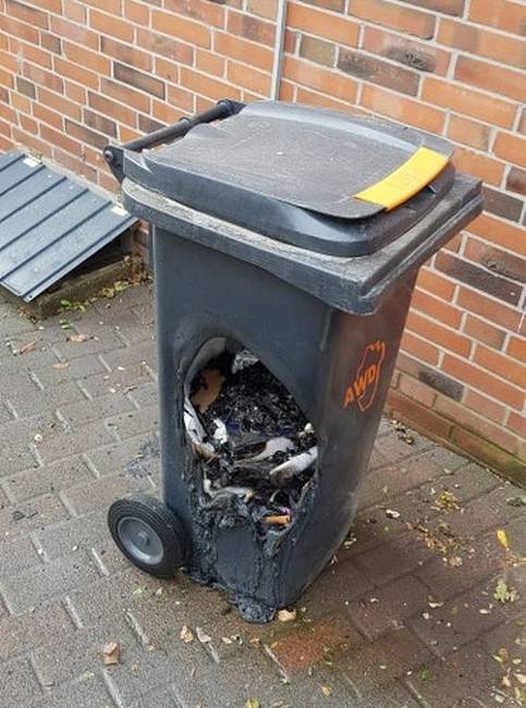 „A szomszédom beleöntötte a kukába a parázsló szenet a grillből."