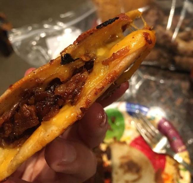 Maradék borda + BBQ + cheddar = cowboy quesadilla.