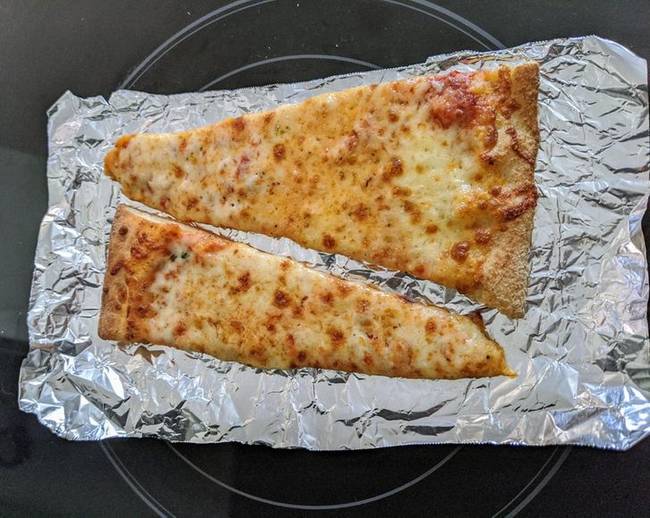 Egyszerű módja a pizzaszeletek tűzhelyen történő melegítésének, amitől újra ropogóssá válnak anélkül, hogy odaégnének.