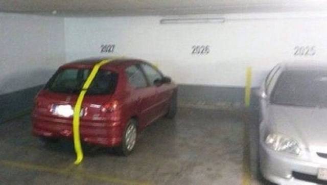 Most már biztos, hogy ő is tisztán látja a vonalat, amin belülre kellene parkolnia.