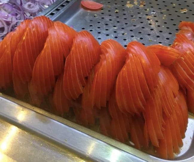 Tökéletesen felszeletelt paradicsom.