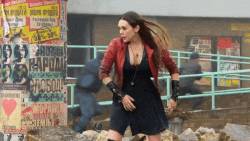 Elizabeth Olsen, a "Bosszúállók: Ultron kora" című film forgatásán, speciális effektek nélkül.