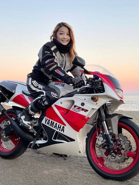 A lány azzal vált híressé, hogy motoros fotókat osztott meg magáról a közösségi oldalakon.