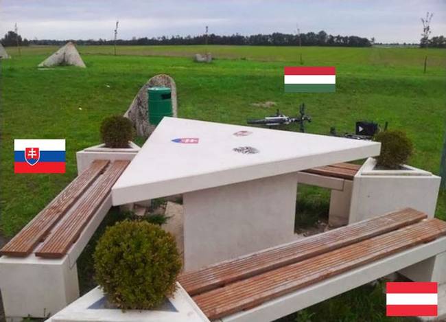 A koreai nyelv ismerete nélkül is egyértelmű, kiknek van fenntartva ez a hely a metrókocsikban.
