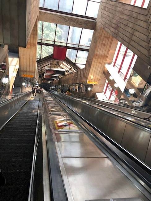 Egyes metróállomások olyan mélyen vannak a Föld alatt, hogy több percig tart, míg a mozgólépcsővel elérjük a szintjüket.