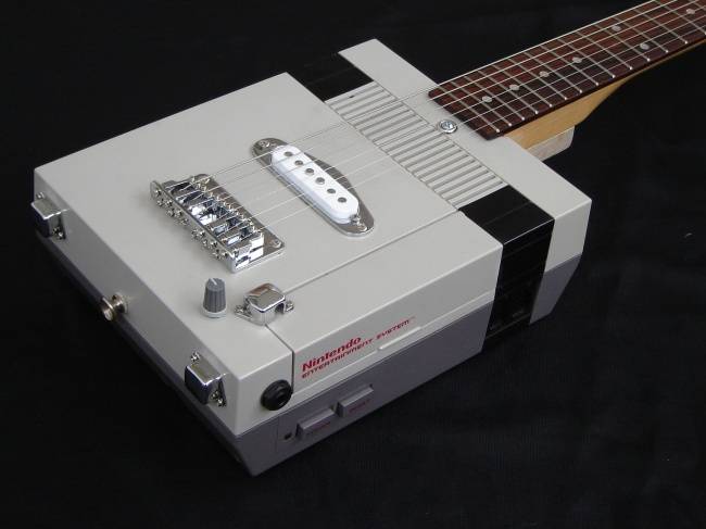 Régi játékkonzolból gitár.