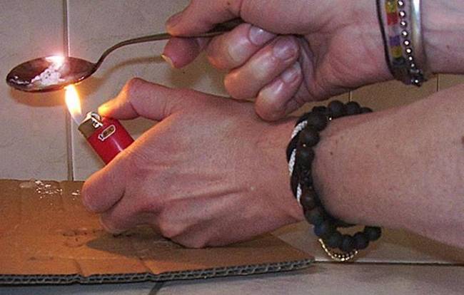 Heroin: 110 dollár / 1 gramm