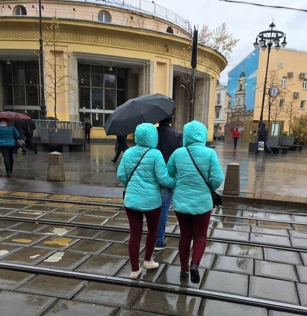 Igazán megtehették volna, hogy egyszínű cipőt vesznek fel.