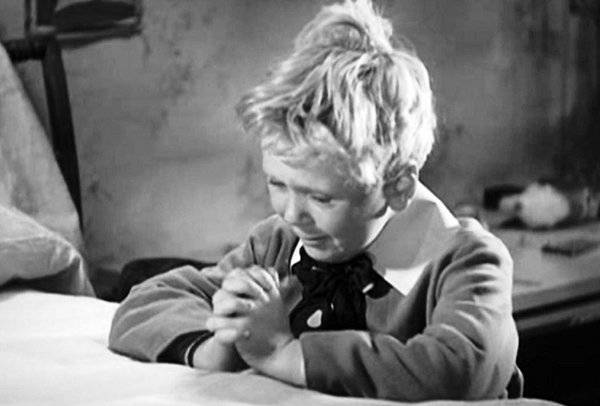 Jackie Cooper nem tudott magától sírni a Skippy című film forgatásán, ezért a rendező azzal fenyegette, hogy megöli a kutyáját, ha nem sírja el magát azonnal.