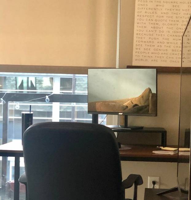 „Eleinte azt hittem, hogy ez egy képernyővédő, de valójában csak a kanapém tükröződik a monitoron."