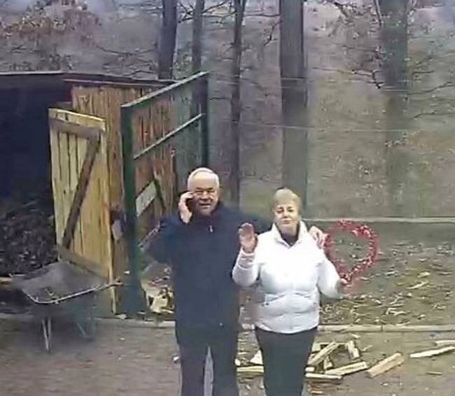 „Külföldön élek. A szüleim felhívtak, hogy sürgősen nézzem meg az interneten a házuk biztonsági kameráját. Kiderült, hogy csak azért hívtak, hogy lássam, ahogy egy szívvel a kezükben állnak és integetnek nekem."