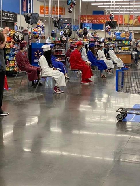 Ezek az érettségizők valamiért egy Walmart üzletet választottak maguknak helyszínül.