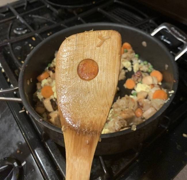 „Ez a sárgarépa szelet tökéletesen illeszkedik a lyukas spatula közepébe."