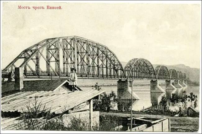 Fantomlány a háztetőn Krasznojarszkban. "F. E. A", bármit is jelentsen ez.