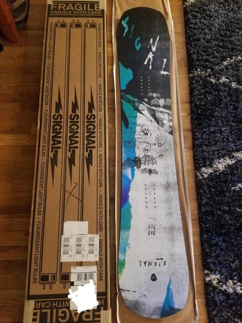 Ezt a snowboardot égőnek álcázott dobozban küldték, hogy jobban vigyázzanak rá a futárok, és ne törhessen el.