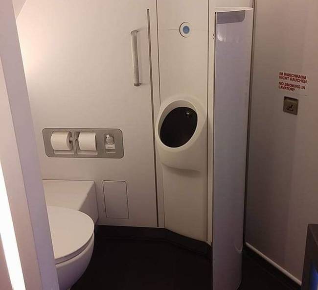 A Lufthansa repülőgépein még piszoár is van.