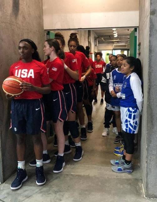 Az Egyesült Államok női U16-os kosárlabda csapata, El Salvador U16-os csapata mellett. Az eredmény 114:19 lett.
