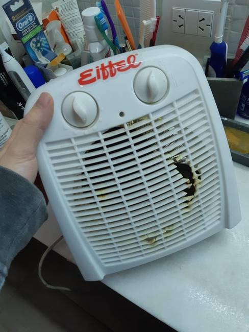 Ez az elektromos hősugárzó olyan meleget csinál, hogy felgyullad tőle a külső borítása.