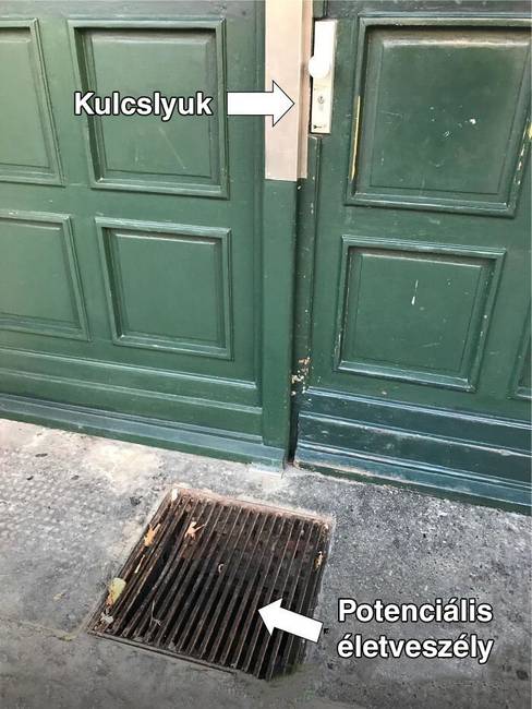 Egy berlini apartman bejárati ajtaja.