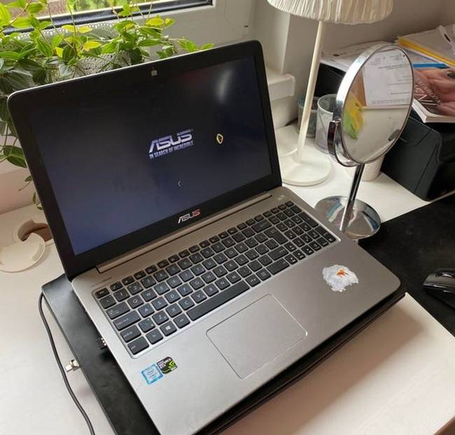 „A nővérem a tükör előtt sminkelte magát, majd az asztalon hagyta a tükröt, és a rajta tükröződő napfény lyukat égetett a laptopjába."