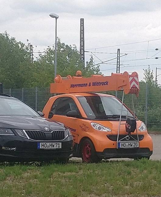 Ez nehézgép-kölcsönzéssel foglalkozó cégnek nem is lehetne kreatívabb a céges kocsija.
